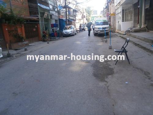 မြန်မာအိမ်ခြံမြေ - ရောင်းမည် property - No.2940 - နေရာကောင်းအခန်းရောင်းရန်ရှိသည်။ - View of the road.