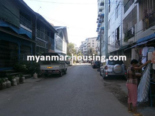 缅甸房地产 - 出售物件 - No.2957 - Wide ground floor apartment for sale in Ahlone! - View of the road.