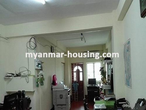 မြန်မာအိမ်ခြံမြေ - ရောင်းမည် property - No.3077 - လှည်းတန်းလမ်းမပေါ်တွင်  တိုက်ခန်းတစ်ခန်းရောင်းရန်ရှိပါသည်။ - View of the Living room