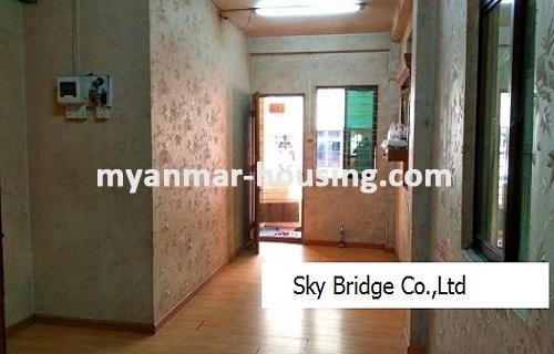 မြန်မာအိမ်ခြံမြေ - ရောင်းမည် property - No.3084 - လှည်းတန်းတွင််  တိုက်ခန်းတစ်ခန်းရောင်းရန်ရှိပါသည်။ - View of the living room