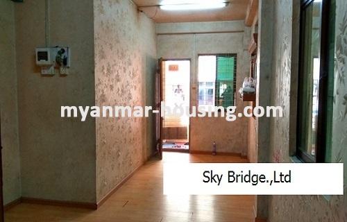 မြန်မာအိမ်ခြံမြေ - ရောင်းမည် property - No.3084 - လှည်းတန်းတွင််  တိုက်ခန်းတစ်ခန်းရောင်းရန်ရှိပါသည်။ - View of the living room