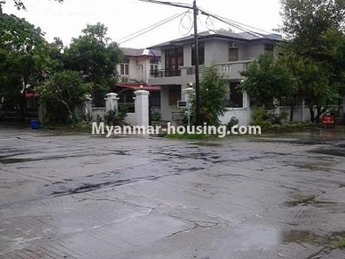 မြန်မာအိမ်ခြံမြေ - ရောင်းမည် property - No.3118 - FMI ထဲတွင် နေရာအချက်အချာကောင်းသည့် နေရာတွင် လုံးချင်းတစ်လုံး ရောင်းရန်ရှိသည်။ - house view from distance