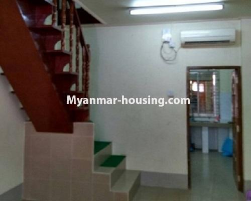 မြန်မာအိမ်ခြံမြေ - ရောင်းမည် property - No.3124 - ကမာရွတ် မြို့နယ်တွင် ထပ်ခိုးပါ မြေညိထပ် ရောင်းရန်ရှိသည်။ - stairs to attic
