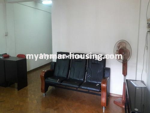 မြန်မာအိမ်ခြံမြေ - ရောင်းမည် property - No.3137 - မြို့ထဲတွင် တိုက်ခန်းရောင်းရန်ရှိသည်။ - living room