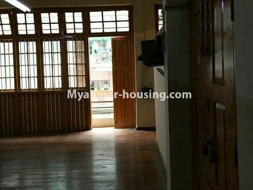 မြန်မာအိမ်ခြံမြေ - ရောင်းမည် property - No.3152 - မြို့ထဲတွင် တိုက်ခန်းရောင်းရန်ရှိသည်။ - living room