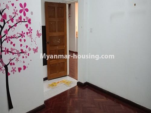 မြန်မာအိမ်ခြံမြေ - ရောင်းမည် property - No.3161 - ကမာရွတ်တွင် တိုက်ခန်း နှစ်လွှာ ရောင်းရန်ရှိသည်။ - another view of master bedroom
