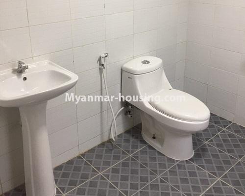 မြန်မာအိမ်ခြံမြေ - ရောင်းမည် property - No.3192 - လှိုင်တွင် ကွန်ဒိုခန်းသစ် ရောင်းရန်ရှိသည်။  - compound bathroom