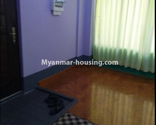 မြန်မာအိမ်ခြံမြေ - ရောင်းမည် property - No.3202 - ဗိုလ်တစ်ထောင်တွင် ကွန်ဒိုခန်း ရောင်းရန်ရှိသည်။  - entrance door and living room