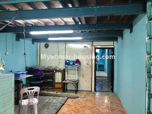 缅甸房地产 - 出售物件 - No.3218 - Apartment for sale in Botahtaung! - living room and attic flooring 