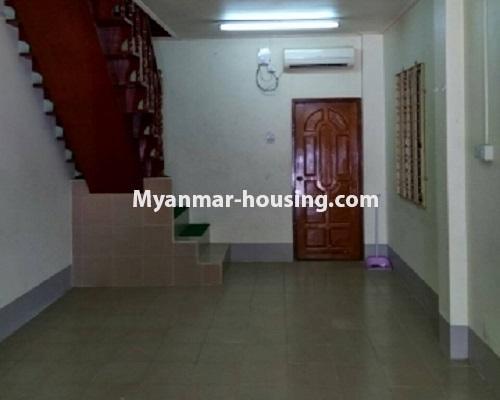 မြန်မာအိမ်ခြံမြေ - ရောင်းမည် property - No.3221 - ကမာရွတ်တွင် တိုက်ခန်း ရောင်းရန်ရှိသည်။  - stairs to attic