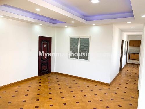 မြန်မာအိမ်ခြံမြေ - ရောင်းမည် property - No.3225 - တောင်ဥက္ကလာတွင် ကွန်ဒိုခန်းသစ် ရောင်းရန်ရှိသည်။  - living room
