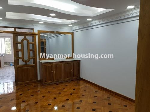 မြန်မာအိမ်ခြံမြေ - ရောင်းမည် property - No.3228 - စမ်းချောင်းတွင် ကွန်ဒိုခန်း ရောင်းရန်ရှိသည်။  - living room area and dinning area