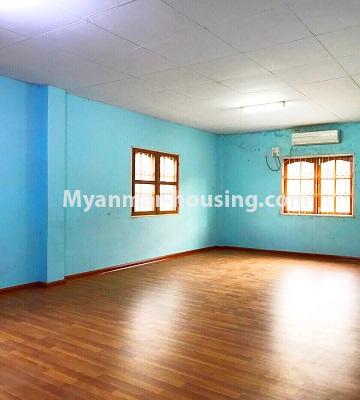 မြန်မာအိမ်ခြံမြေ - ရောင်းမည် property - No.3269 - မြောက်ဒဂုံတွင် အသစ်စက်စက် ပြင်ဆင်ပြီး လုံးချင်းရောင်းရန်ရှိသည်။ - downstairs living room