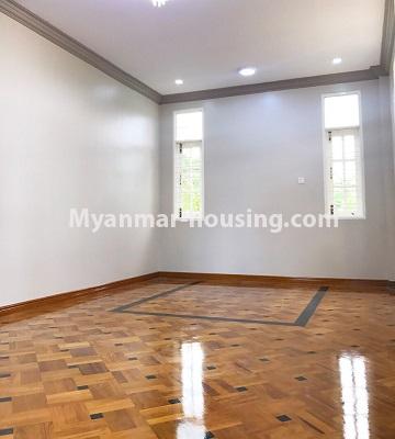 မြန်မာအိမ်ခြံမြေ - ရောင်းမည် property - No.3270 - မြောက်ဒဂုံတွင် လုံးချင်းသစ် ရောင်းရန်ရှိသည်။ - upstairs living room