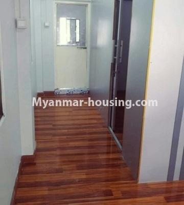 မြန်မာအိမ်ခြံမြေ - ရောင်းမည် property - No.3280 - သင်္ဃန်းကျွန်းတွင် တိုက်ခန်းရောင်းရန်ရှိသည်။ - corridor to kitchen from living room