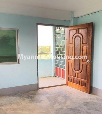 မြန်မာအိမ်ခြံမြေ - ရောင်းမည် property - No.3287 - သင်္ဃန်းကျွန်းတွင် တိုက်ခန်းသစ် ရောင်းရန်ရှိသည်။ - entrance door and balcony