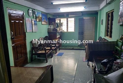 မြန်မာအိမ်ခြံမြေ - ရောင်းမည် property - No.3344 - စမ်းချောင်းတွင် သုံးလွှာတိုက်ခန်း ရောင်းရန်ရှိသည်။ - living room hall 