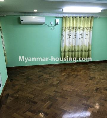 မြန်မာအိမ်ခြံမြေ - ရောင်းမည် property - No.3406 - ကမာရွတ် အောင်ချမ်းသာကွန်ဒိုတွင် အခန်း ရောင်းရန်ရှိသည်။  - living room view
