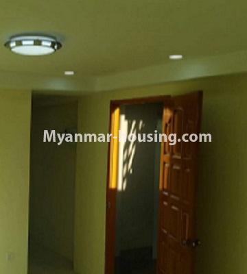 မြန်မာအိမ်ခြံမြေ - ရောင်းမည် property - No.3409 - ကမာရွတ် ထန်းတပင်လမ်းပေါ်တွင် ကွန်ဒိုခန်းသစ် ရောင်းရန်ရှိသည်။ - ceiling view of living room