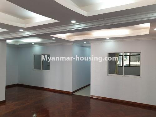 မြန်မာအိမ်ခြံမြေ - ရောင်းမည် property - No.3431 - စမ်းချောင်း မြေနီကုန်းနားတွင် အသစ်ပြင်ဆင်ထားသော အိပ်ခန်းသုံခန်းပါကွန်ဒိုခန်း ရောင်းရန်ရှိသည်။  - anothr view of living room