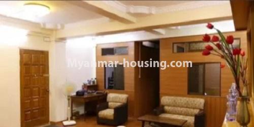 မြန်မာအိမ်ခြံမြေ - ရောင်းမည် property - No.3439 - ပုဇွန်တောင်တွင် ပြင်ဆင်ပြီး ပရိဘောဂပါသော အိပ်ခန်းသုံးခန်းနှင့် ကွန်ဒိုခန်းရောင်းရန် ရှိသည်။ - living room view