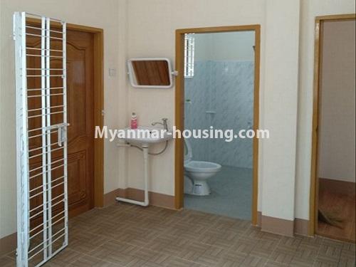 မြန်မာအိမ်ခြံမြေ - ရောင်းမည် property - No.3468 - သန်လျင်တွင် အသစ်စက်စက် တစ်ထပ်အိမ်တစ်လုံး ရောင်းရန်ရှိသည်။ - common bathrooma nd toilet view