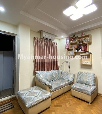 မြန်မာအိမ်ခြံမြေ - ရောင်းမည် property - No.3473 - ကမာရွတ်တွင် အိပ်ခန်းနှစ်ခန်းပါသော အပေါ်ဆုံးလွှာ ရောင်းရန် ရှိသည်။ - living room view