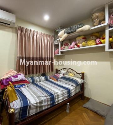 မြန်မာအိမ်ခြံမြေ - ရောင်းမည် property - No.3473 - ကမာရွတ်တွင် အိပ်ခန်းနှစ်ခန်းပါသော အပေါ်ဆုံးလွှာ ရောင်းရန် ရှိသည်။ - bedroom view