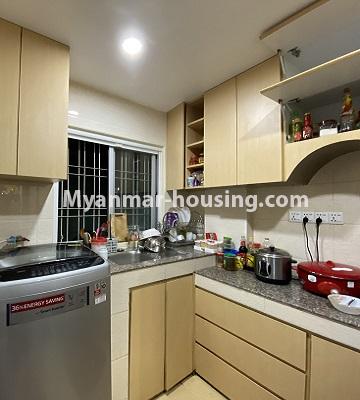 မြန်မာအိမ်ခြံမြေ - ရောင်းမည် property - No.3473 - ကမာရွတ်တွင် အိပ်ခန်းနှစ်ခန်းပါသော အပေါ်ဆုံးလွှာ ရောင်းရန် ရှိသည်။ - kitchen view