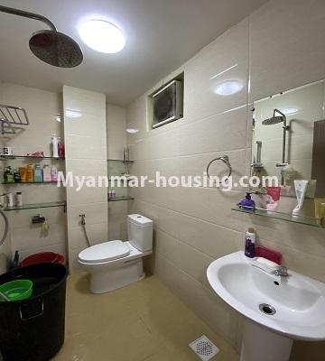 မြန်မာအိမ်ခြံမြေ - ရောင်းမည် property - No.3473 - ကမာရွတ်တွင် အိပ်ခန်းနှစ်ခန်းပါသော အပေါ်ဆုံးလွှာ ရောင်းရန် ရှိသည်။ - bathroom view