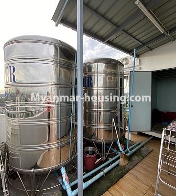 မြန်မာအိမ်ခြံမြေ - ရောင်းမည် property - No.3473 - ကမာရွတ်တွင် အိပ်ခန်းနှစ်ခန်းပါသော အပေါ်ဆုံးလွှာ ရောင်းရန် ရှိသည်။ - water tank view