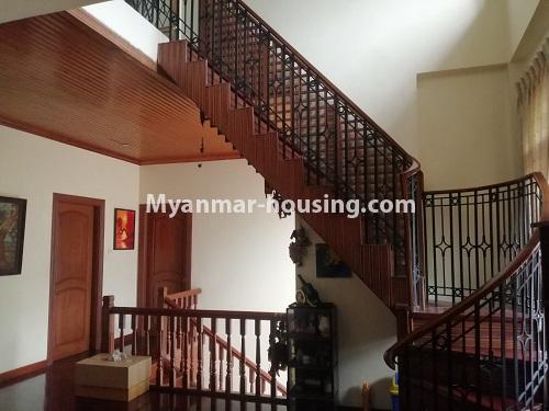 မြန်မာအိမ်ခြံမြေ - ရောင်းမည် property - No.3499 - ကမာရွတ် အချက်အချာကျသောနေရာတွင် လုံးြခင်းအိမ် တစ်လုံးရောင်းရန်ရှိသည်. - stairs